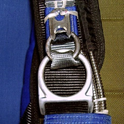 (16Kn) Instant release risers — Elevateurs avec liberateur de voilure